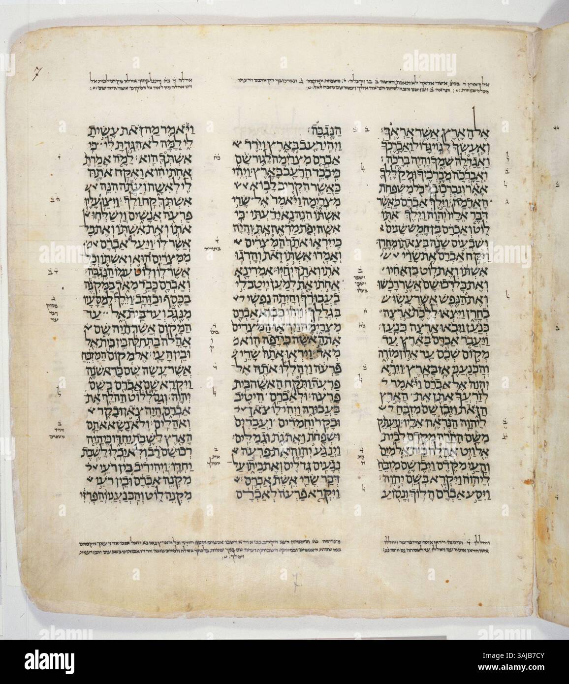 Il Folio 007a del codice di Leningrado, risalente al 1008-1011, contiene Genesi 12:1-13:7. Questa pagina fa parte di una raccolta critica di testi ebraici, nota per la sua conservazione delle prime scritture bibliche. Foto Stock