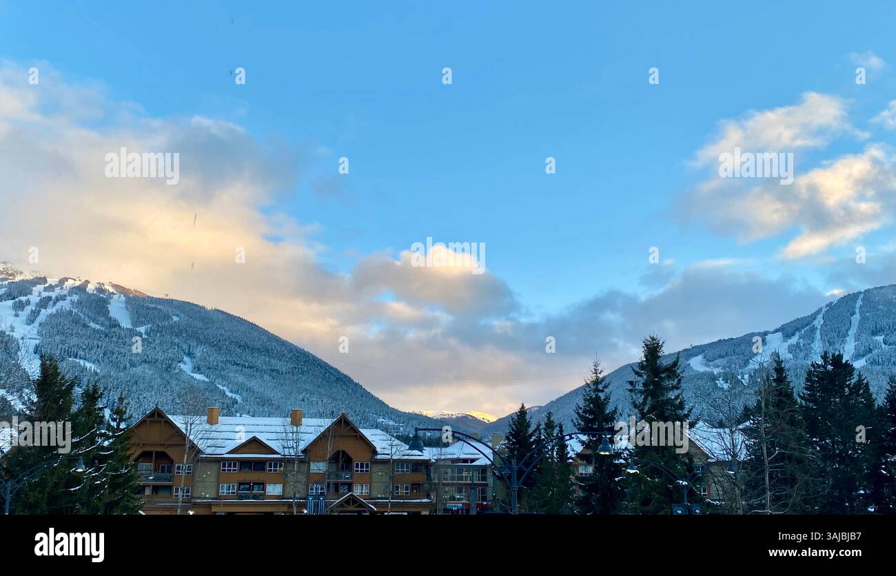 Villaggio di montagna coperto di neve all'alba - Immagine stock catturata con smartphone