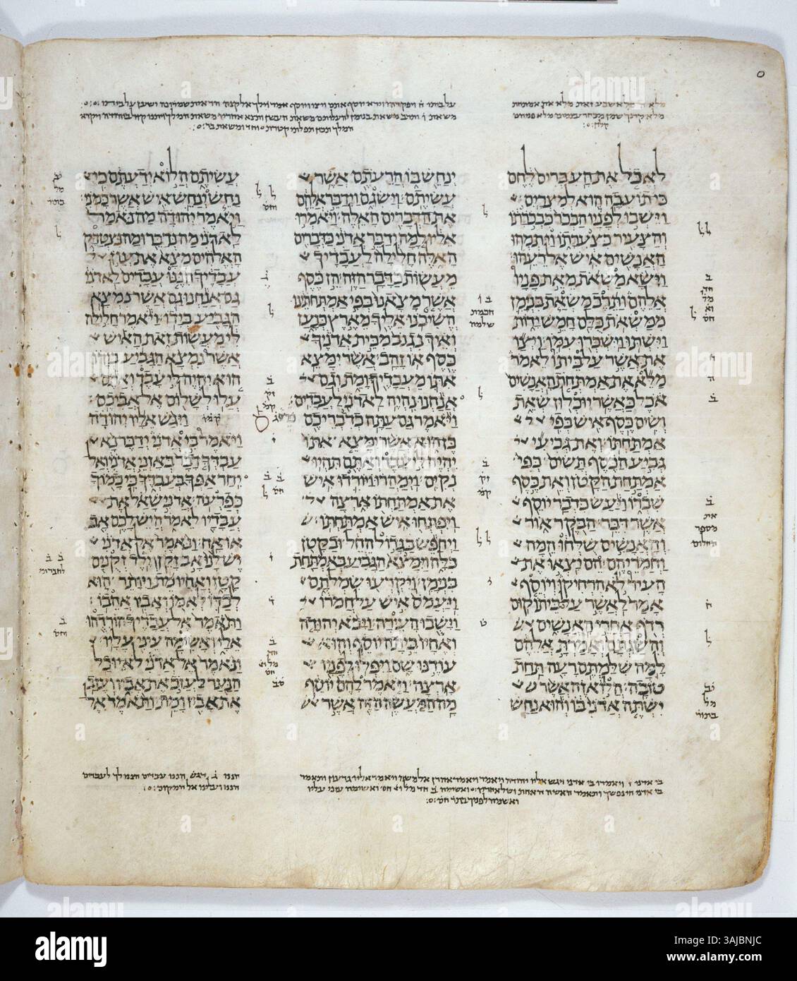La 53a pagina del codice di Leningrado (Folio 027b) contiene testo della Genesi 43:32-44:23, datato tra il 1008 e il 1011. Questa pagina continua la narrazione biblica, riflettendo il significato della Bibbia ebraica come testo sacro. Foto Stock