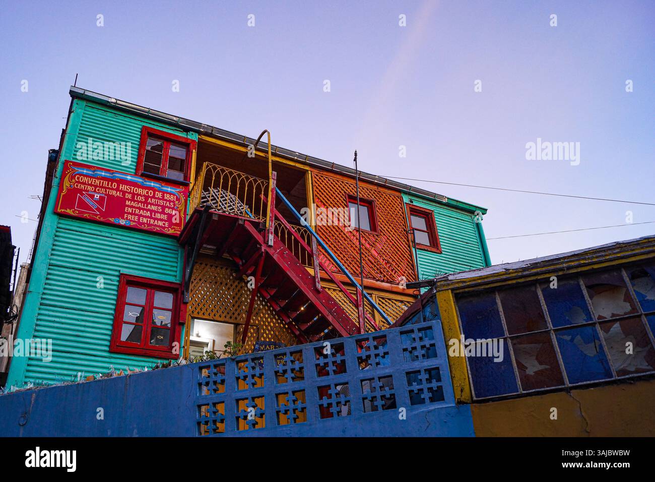 Residenza storica (conventillo) nel tradizionale quartiere Caminito di Buenos Aires al crepuscolo Foto Stock