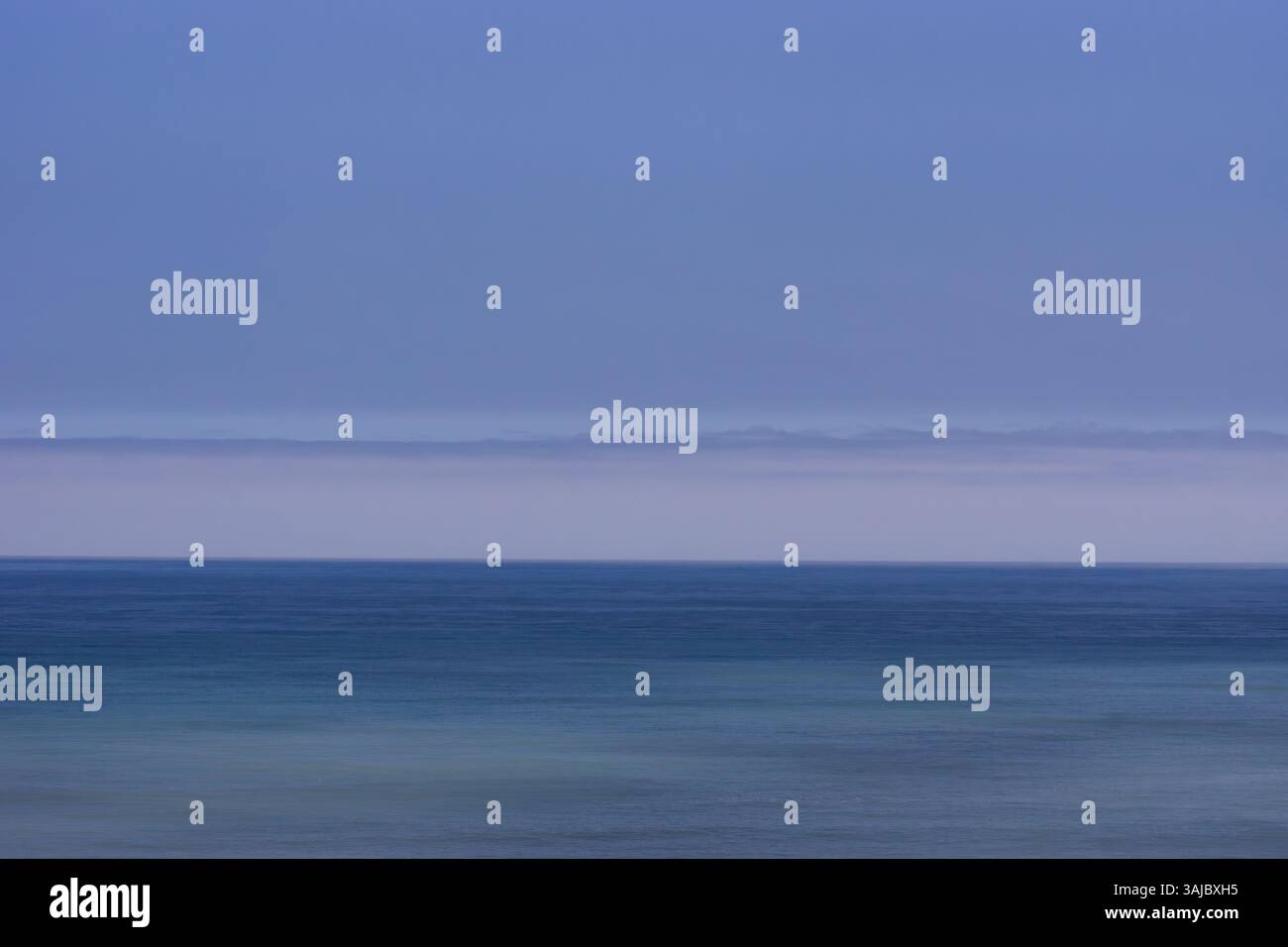 Vista dell'Oceano Pacifico in un pomeriggio calmo e soleggiato dalla costa di Lima, Perù Foto Stock