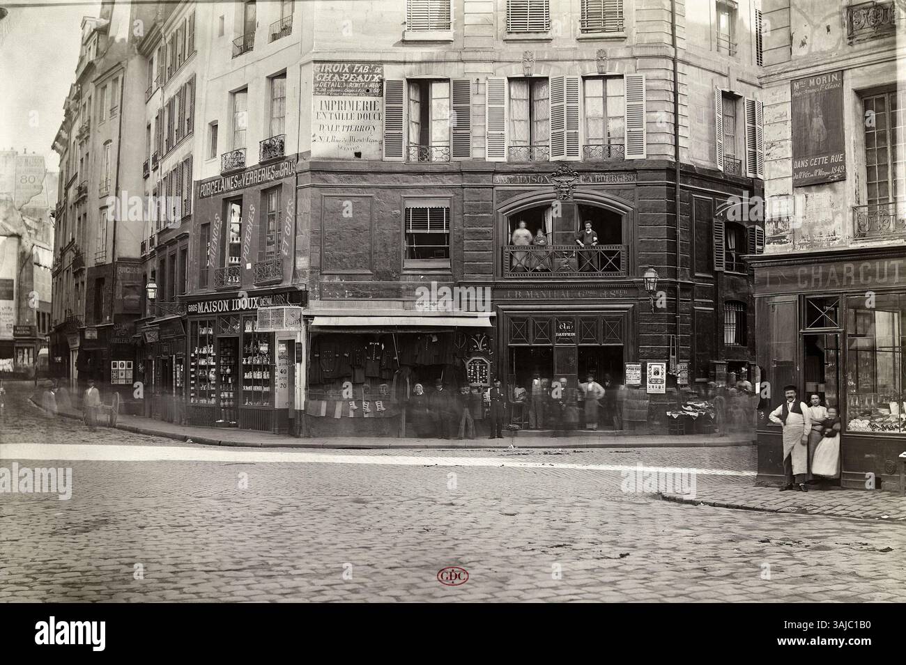 Questa fotografia di Charles Marville cattura il Carrefour de Buci, situato nel vi arrondissement di Parigi. Mostra l'angolo della strada, parte del paesaggio urbano storico di Parigi, a metà del XIX secolo. Foto Stock