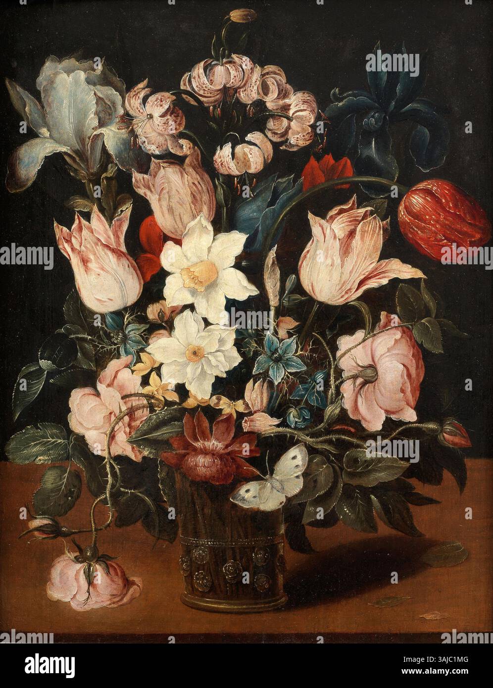 Questo dipinto ad olio di Osias Beert, creato tra il 1605 e il 1615, presenta una natura morta di fiori, tra cui tulipani, narcissi e un Iris, disposti in un vaso di vetro con una farfalla. Il dipinto mette in risalto la bellezza naturale dei fiori e il delicato realismo tipico del periodo. Foto Stock