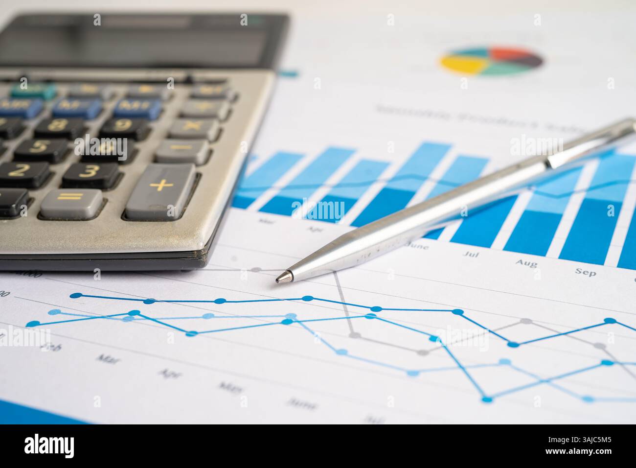 Calcolatrice sul grafico e il grafico della carta per fogli di calcolo. Finanziare lo sviluppo, conto bancario, statistiche, gli investimenti di analisi dati di ricerca economia, stock ex Foto Stock