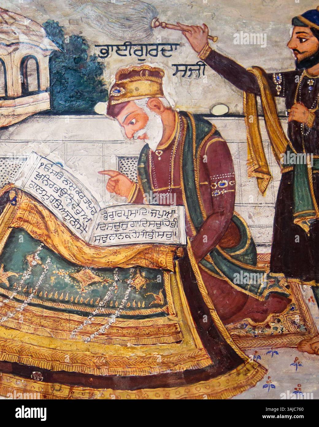 Questo affresco della metà del XIX secolo raffigura Bhai Gurdas che scrive l'Adi Granth, la scrittura religiosa centrale del sikhismo, con un partecipante che tiene un chauri (fan). L'affresco è di Gurdwara Baba Atal ad Amritsar. Foto Stock