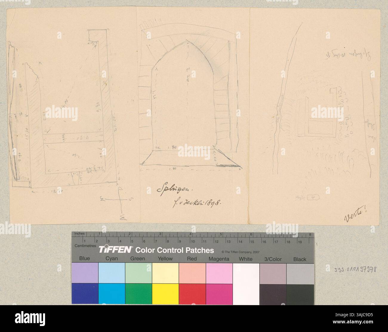La raffigurazione di due piani delle ex rovine del castello di Splügen, a est del villaggio di Splügen, del 1898, mostra l'ingresso alto con un anello di ancoraggio scolpito. Foto Stock