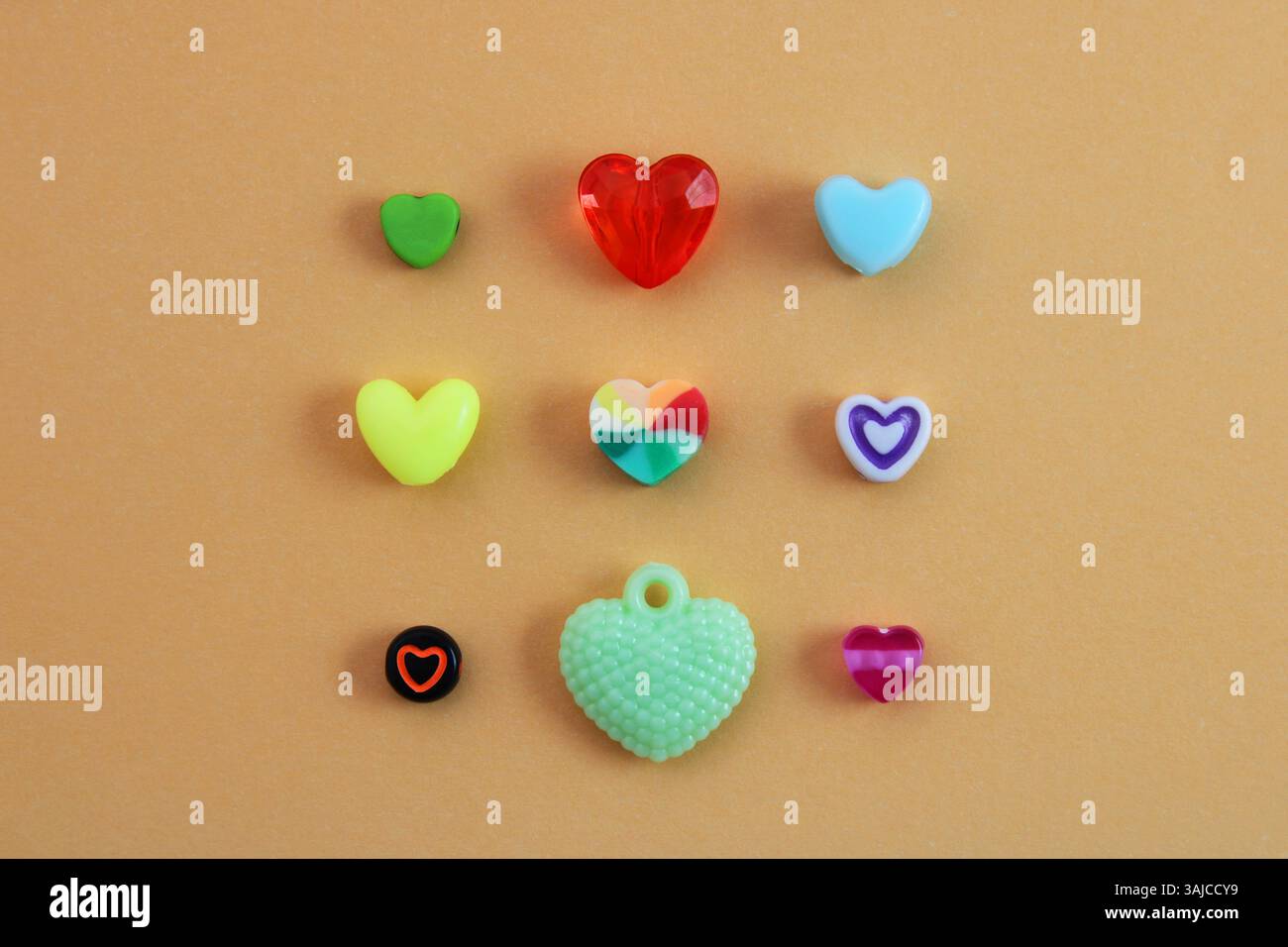 Cuori di forme e colori diversi Foto Stock