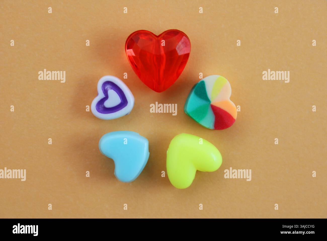 Cuori di forme e colori diversi che formano un cerchio Foto Stock