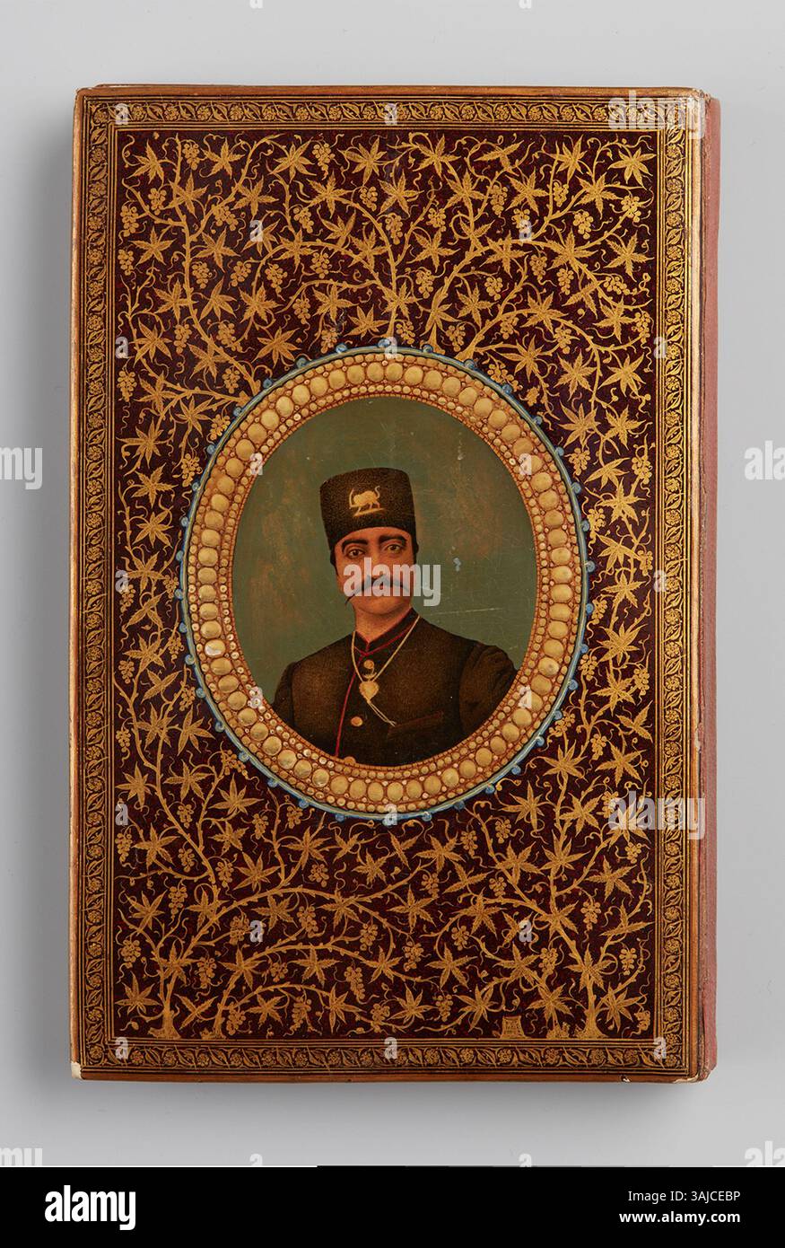 La copertina anteriore del manoscritto Gulshan-i Raz da aprile a maggio 1893 presenta un design intricato, che mostra calligrafia d'oro e rilegatura in lacca. È stato creato per Nasir al-DIN Shah Qajar, evidenziando l'artigianato artistico persiano. Foto Stock
