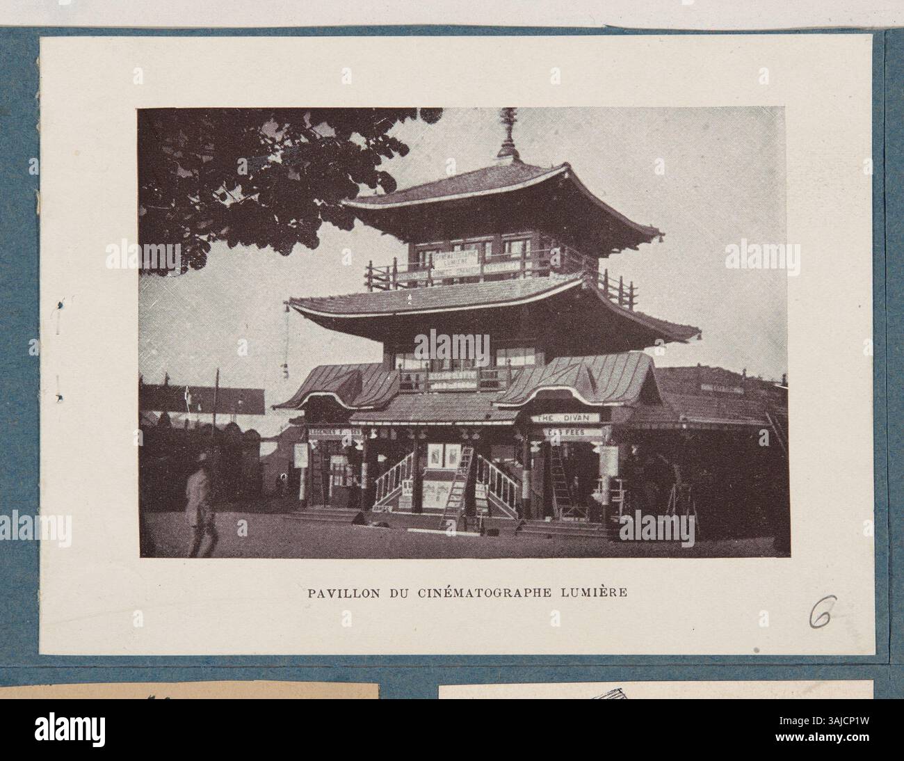 Questo documento stampato del 1896 dalla Bibliothèque de Genève descrive il Palais des Fées e il Padiglione della Cinématographe Lumière, noto anche come pagoda, esposto durante l'esposizione nazionale al Parc de Plaisance di Ginevra. Foto Stock