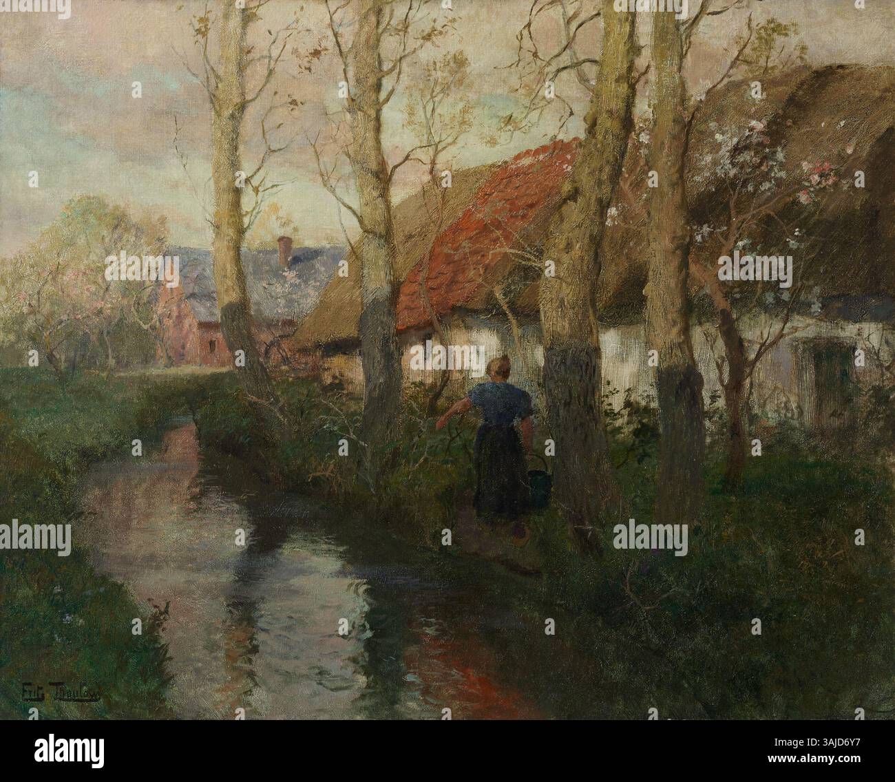 "Un fiume in Normandia con una donna che trasporta l'acqua" di Friss Thaulow cattura una tranquilla scena fluviale in Normandia, dove una donna trasporta l'acqua dal fiume. L'uso sapiente di Thaulow della luce e della riflessione nell'acqua esemplifica il suo approccio naturalista alla pittura paesaggistica. Foto Stock