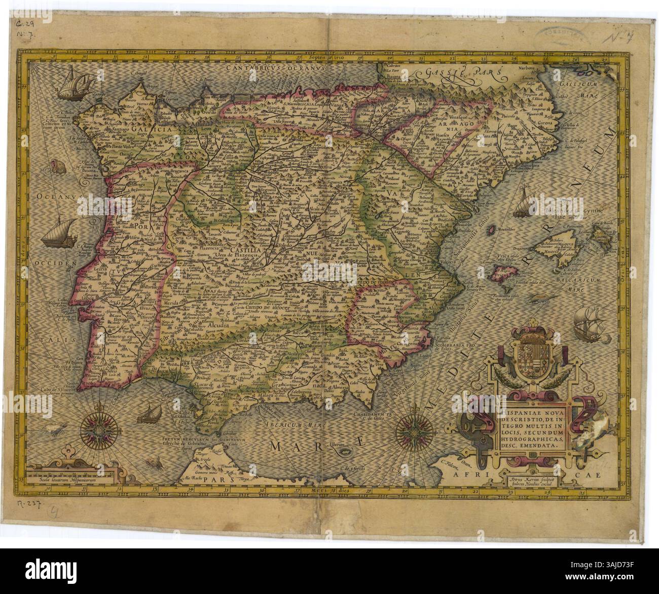 Questa mappa del 1606 della penisola iberica, parte dell'Atlante di Gerard Mercator, evidenzia Spagna, Portogallo, Isole Baleari e parte del Nord Africa. La mappa include un cartiglio con il titolo della mappa, uno stemma reale e una scala. Foto Stock