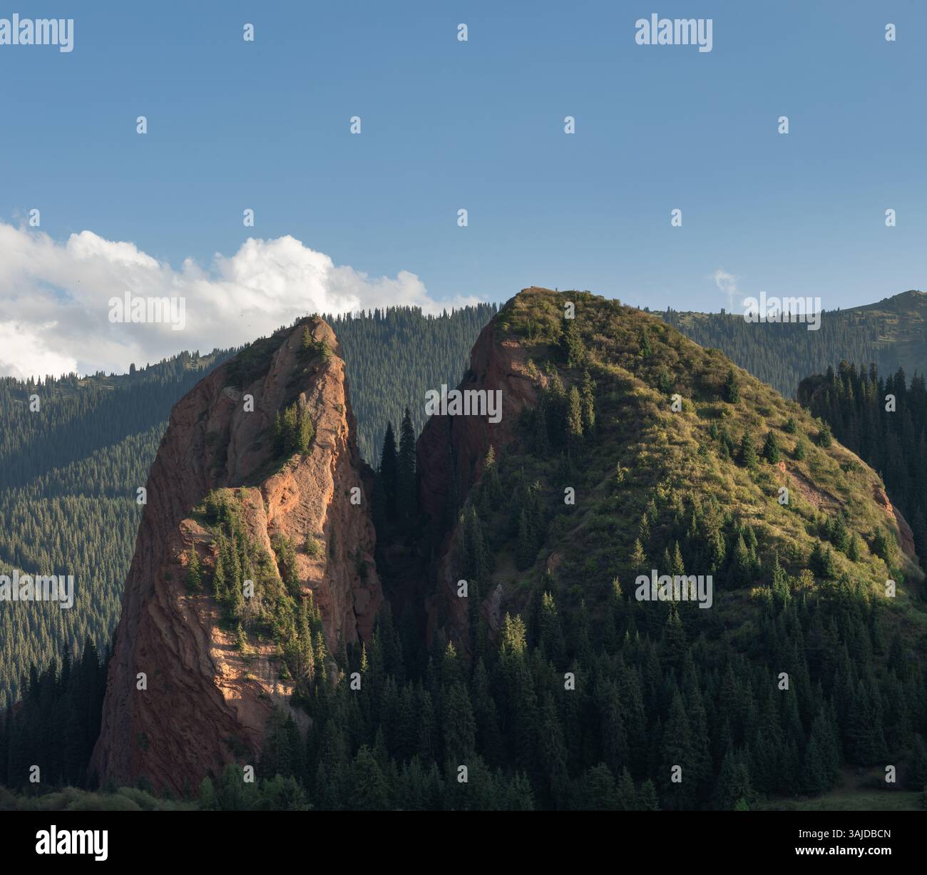 Famoso monumento nazionale di roccia a "cuore spezzato" presso il pittoresco villaggio di Jeti Oguz in Kirghizistan Foto Stock