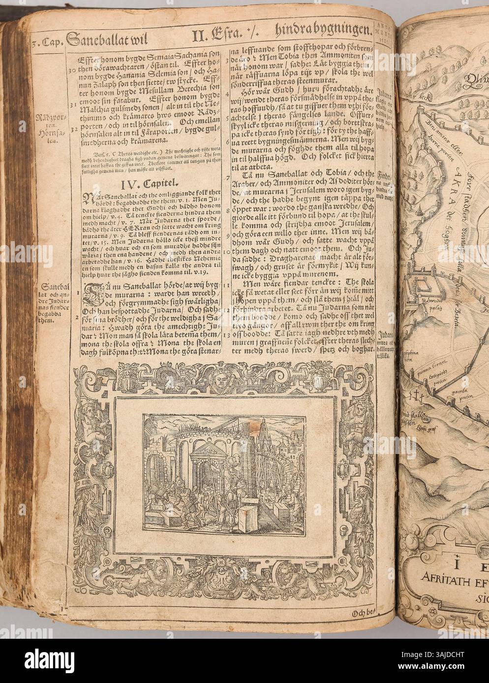 Questo testo della Bibbia di Gustavo II Adolfo del 1618 include i capitoli 2 e 3 del Libro di Neemia, che narra il viaggio di Neemia a Gerusalemme per supervisionare il restauro delle sue mura e garantire la sicurezza e la prosperità della città. Foto Stock