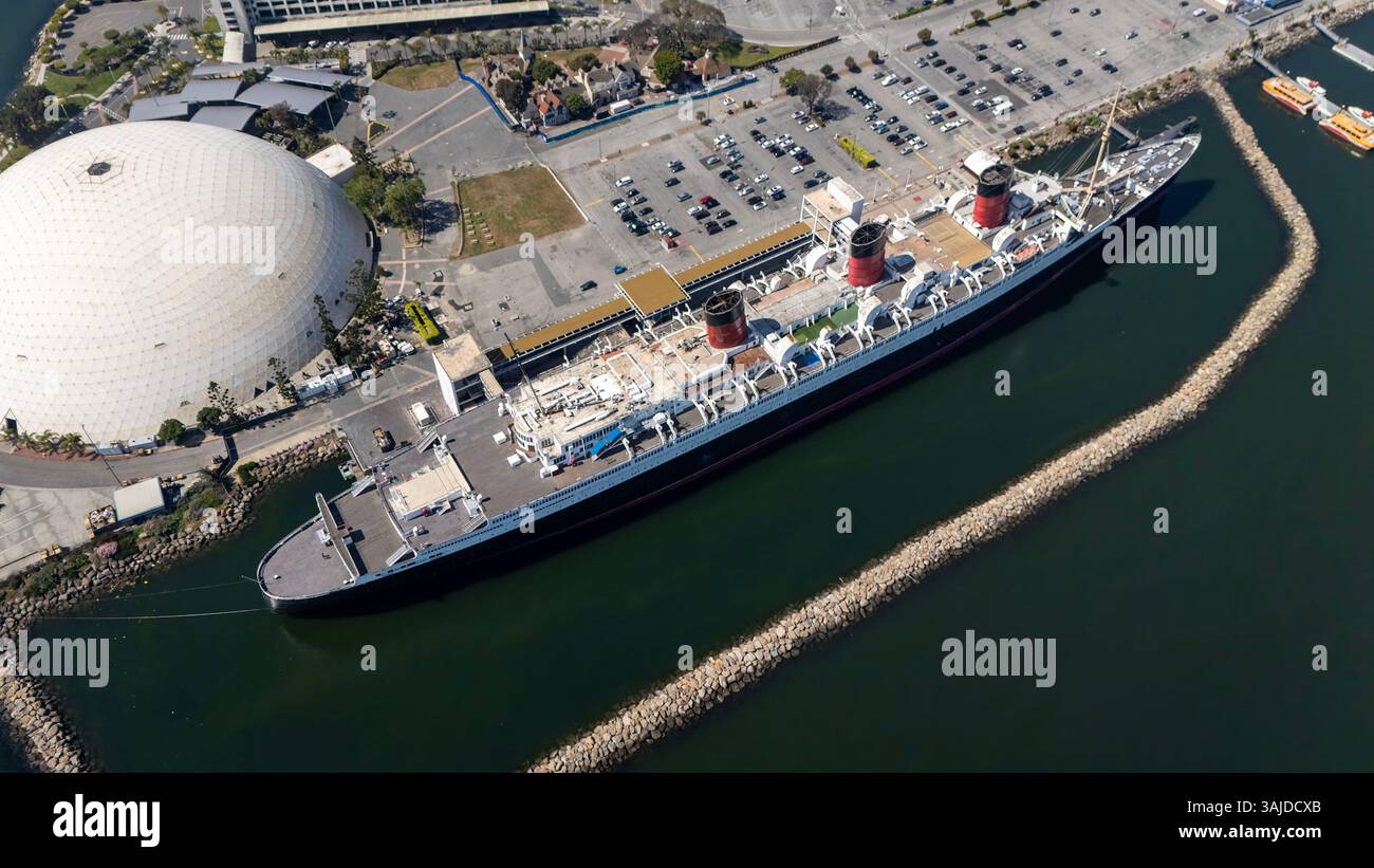 Una vista aerea della Queen Mary mostra il maestoso transatlantico in pensione attraccato a Long Beach, le sue linee eleganti e il fascino vintage che evocano la gloria marittima. Foto Stock