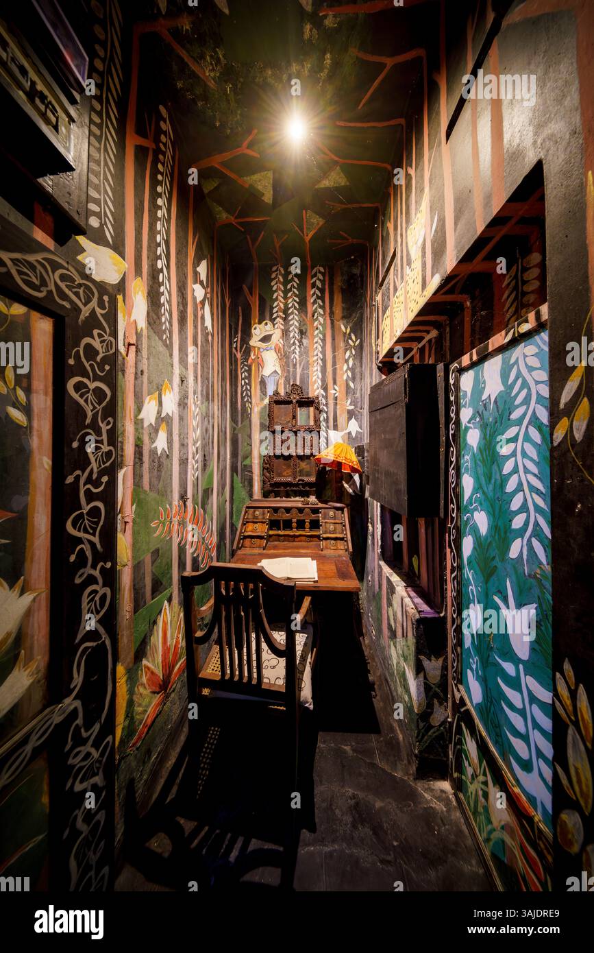 15.01.25. Kandy, Sri Lanka. Helga's Folly a Kandy, Sri Lanka, è un hotel boutique unico pieno di arte, che combina arredi eccentrici, fascino vintage e sup Foto Stock