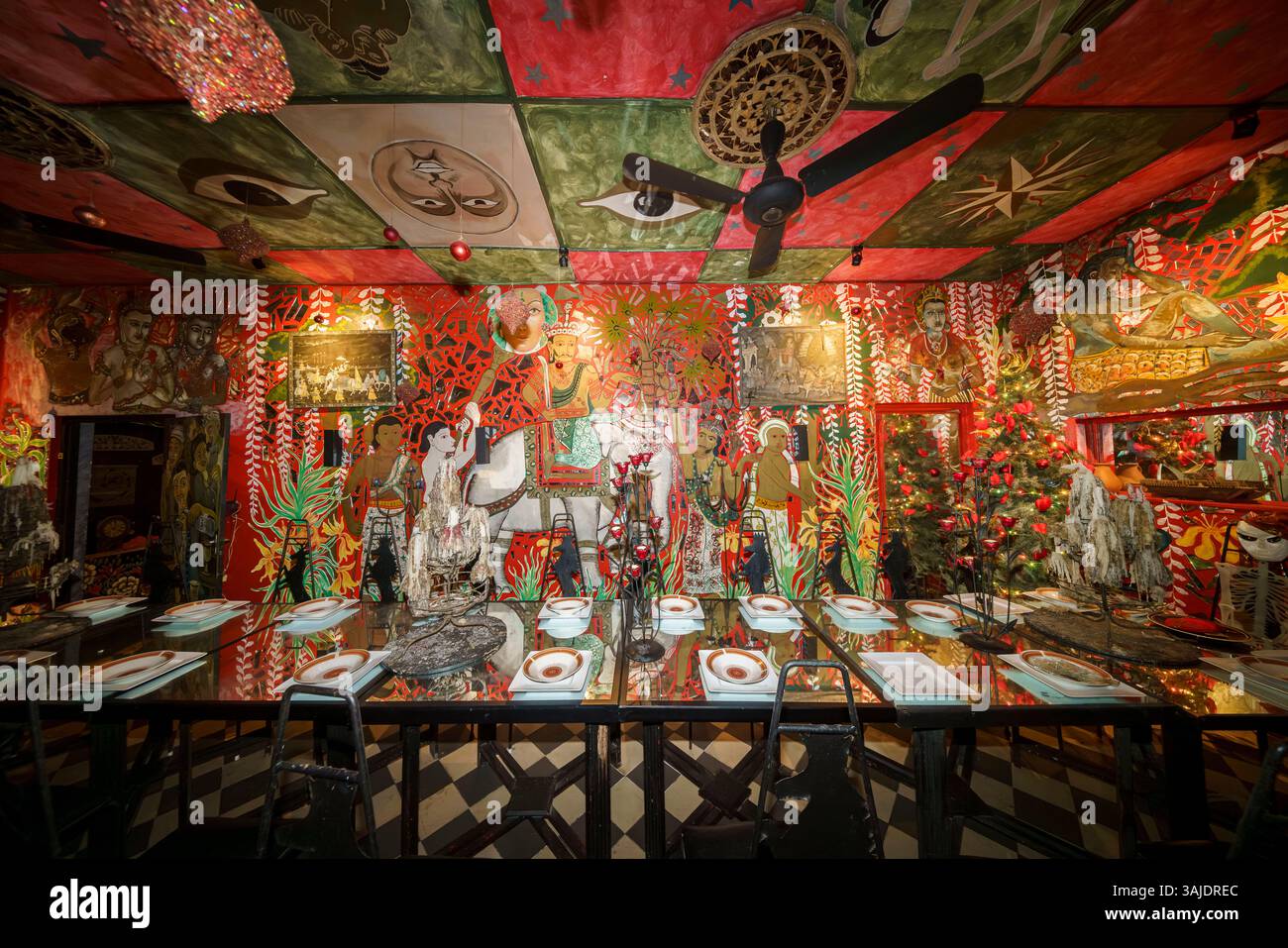 15.01.25. Kandy, Sri Lanka. Helga's Folly a Kandy, Sri Lanka, è un hotel boutique unico pieno di arte, che combina arredi eccentrici, fascino vintage e sup Foto Stock