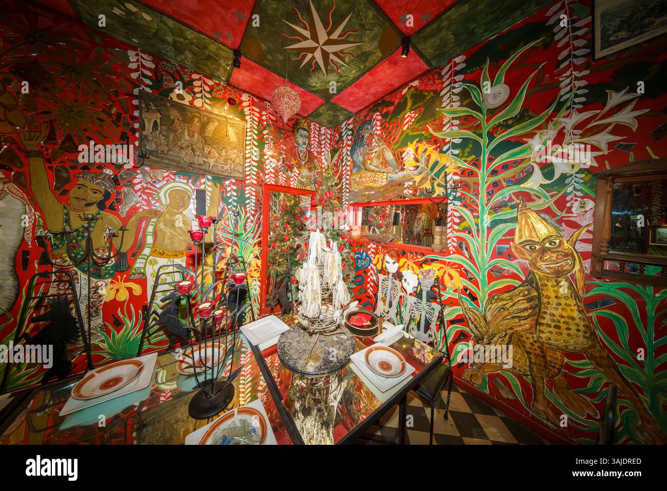 15.01.25. Kandy, Sri Lanka. Helga's Folly a Kandy, Sri Lanka, è un hotel boutique unico pieno di arte, che combina arredi eccentrici, fascino vintage e sup Foto Stock