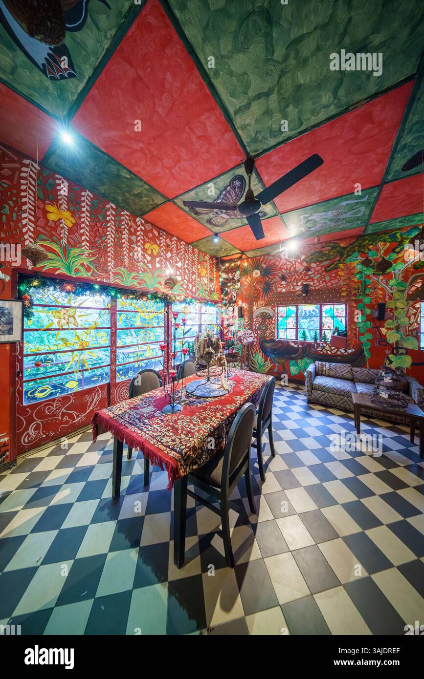 15.01.25. Kandy, Sri Lanka. Helga's Folly a Kandy, Sri Lanka, è un hotel boutique unico pieno di arte, che combina arredi eccentrici, fascino vintage e sup Foto Stock