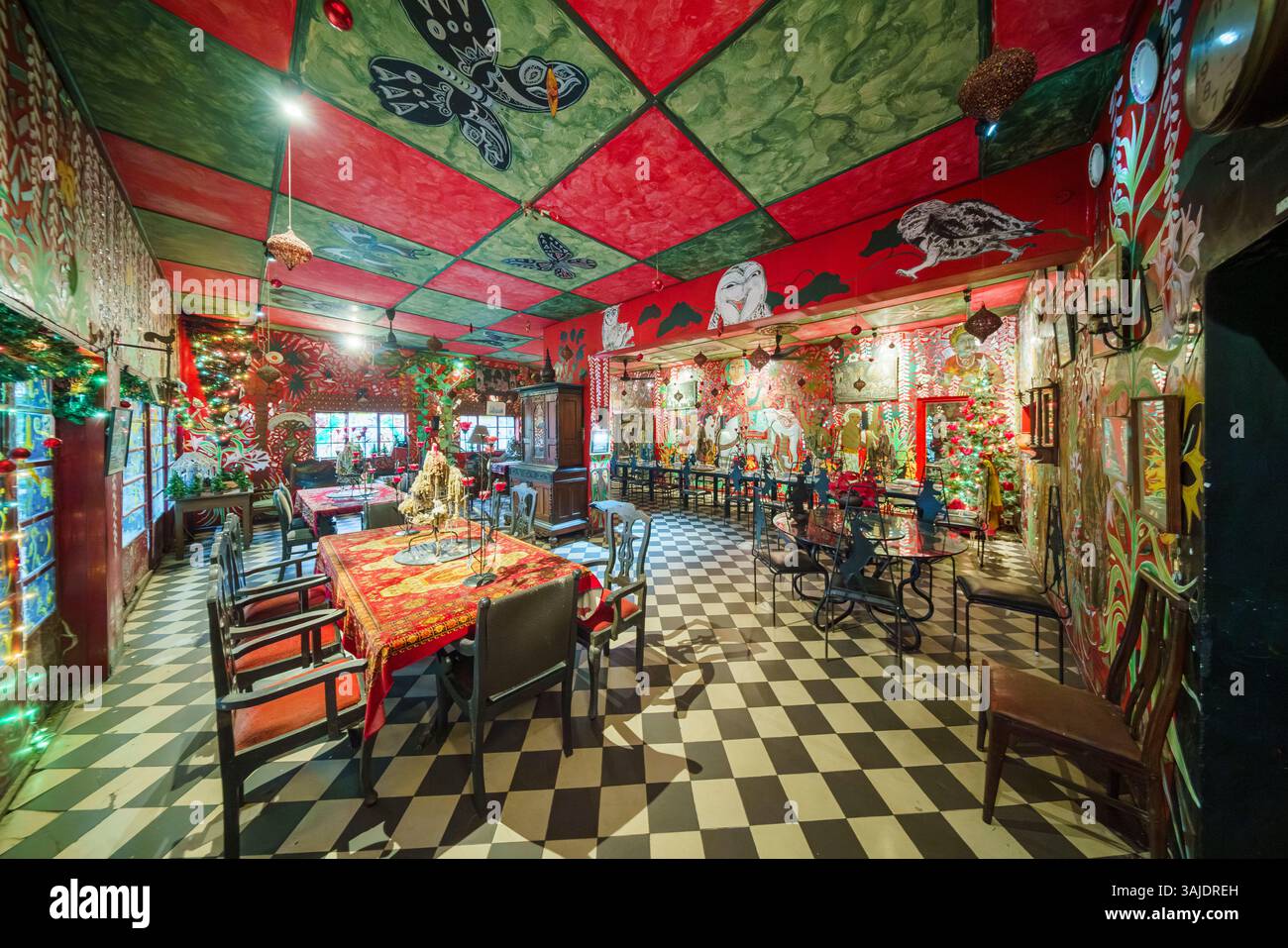 15.01.25. Kandy, Sri Lanka. Helga's Folly a Kandy, Sri Lanka, è un hotel boutique unico pieno di arte, che combina arredi eccentrici, fascino vintage e sup Foto Stock