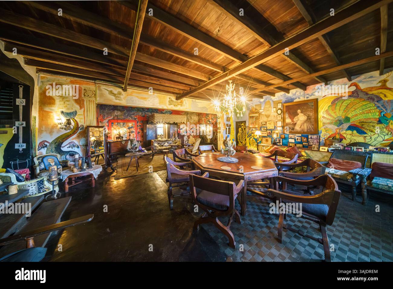 15.01.25. Kandy, Sri Lanka. Helga's Folly a Kandy, Sri Lanka, è un hotel boutique unico pieno di arte, che combina arredi eccentrici, fascino vintage e sup Foto Stock