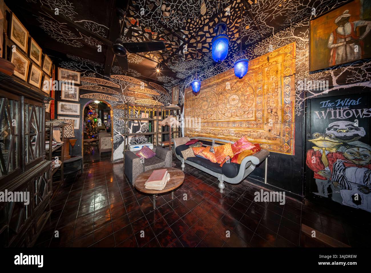 15.01.25. Kandy, Sri Lanka. Helga's Folly a Kandy, Sri Lanka, è un hotel boutique unico pieno di arte, che combina arredi eccentrici, fascino vintage e sup Foto Stock