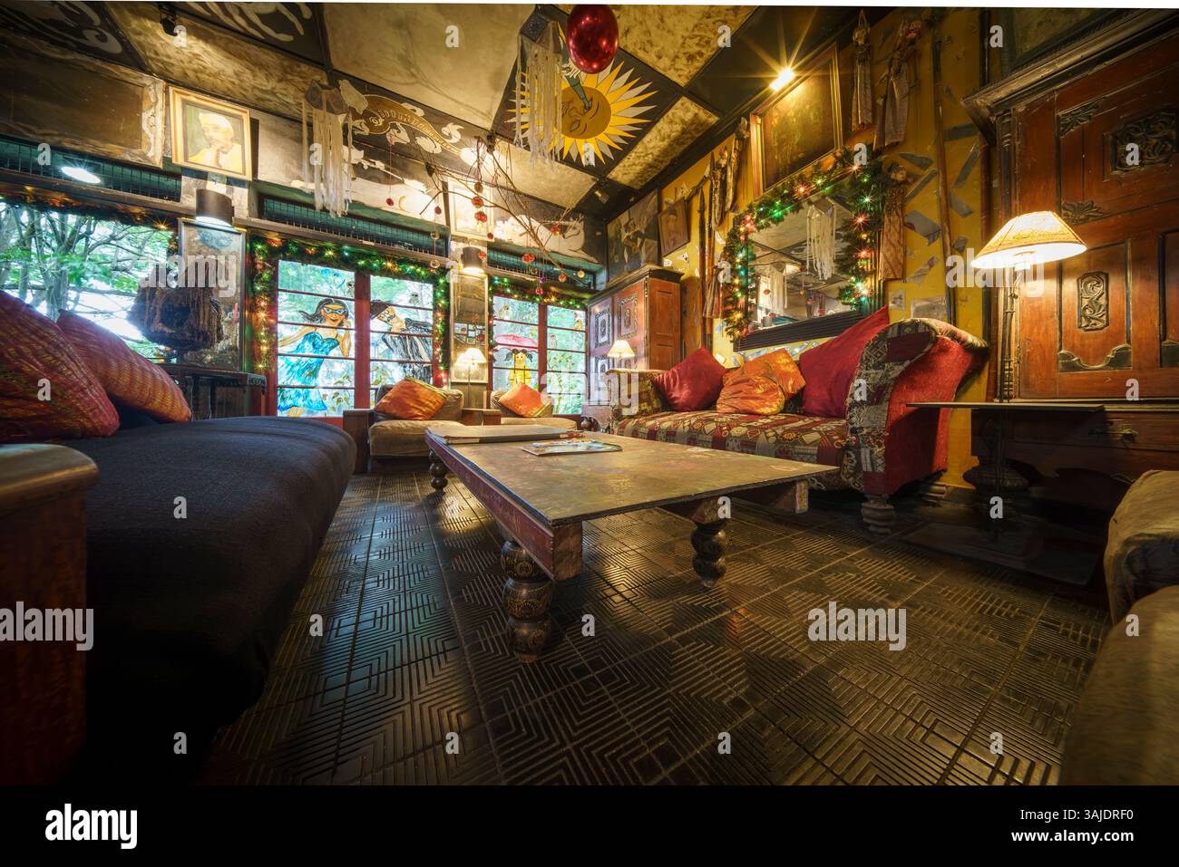 15.01.25. Kandy, Sri Lanka. Helga's Folly a Kandy, Sri Lanka, è un hotel boutique unico pieno di arte, che combina arredi eccentrici, fascino vintage e sup Foto Stock