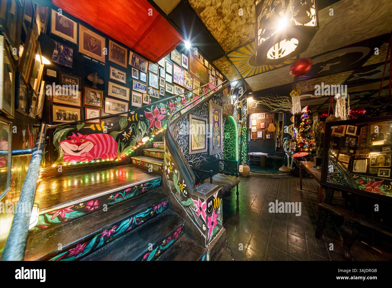 15.01.25. Kandy, Sri Lanka. Helga's Folly a Kandy, Sri Lanka, è un hotel boutique unico pieno di arte, che combina arredi eccentrici, fascino vintage e sup Foto Stock