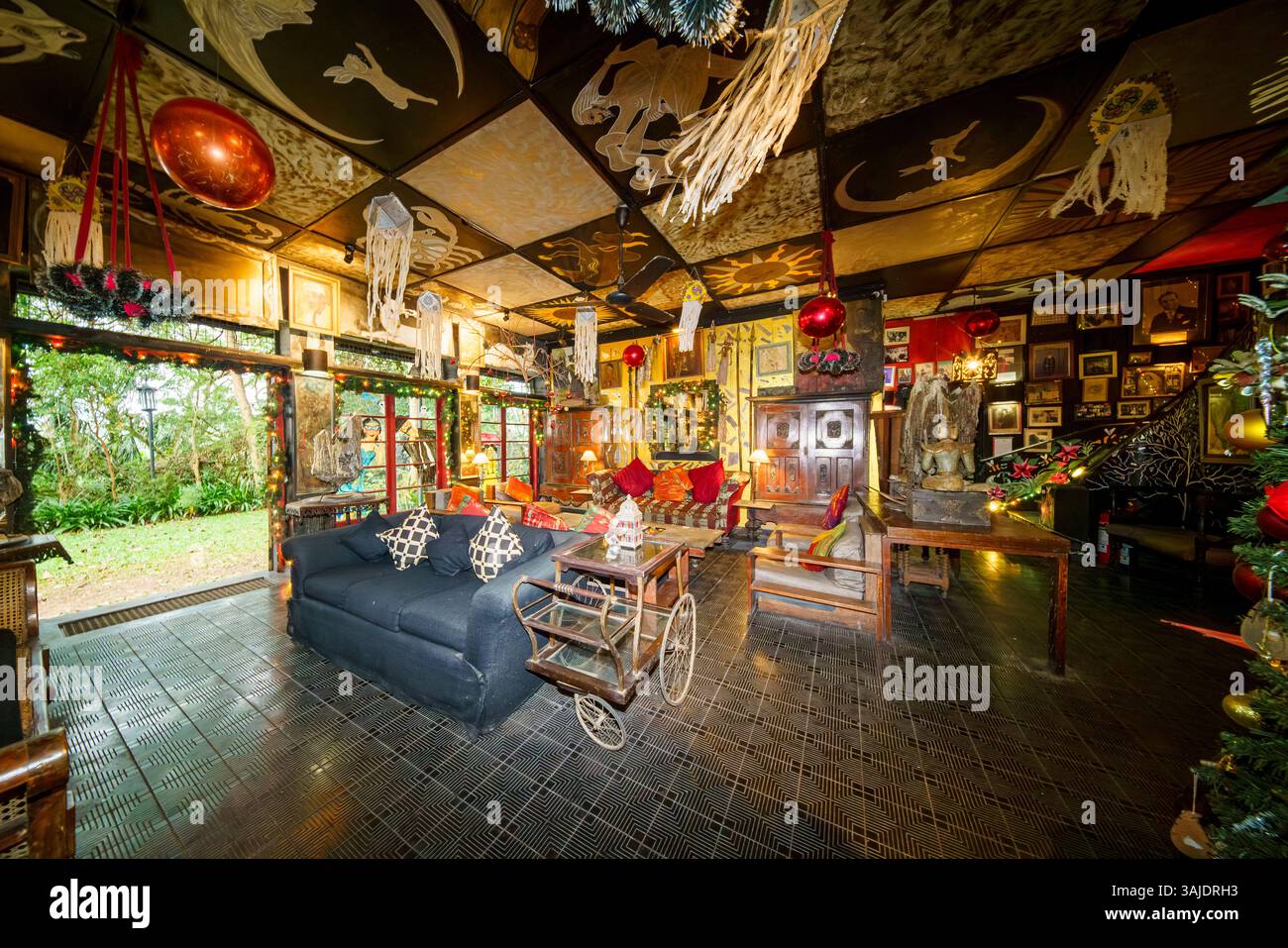 15.01.25. Kandy, Sri Lanka. Helga's Folly a Kandy, Sri Lanka, è un hotel boutique unico pieno di arte, che combina arredi eccentrici, fascino vintage e sup Foto Stock