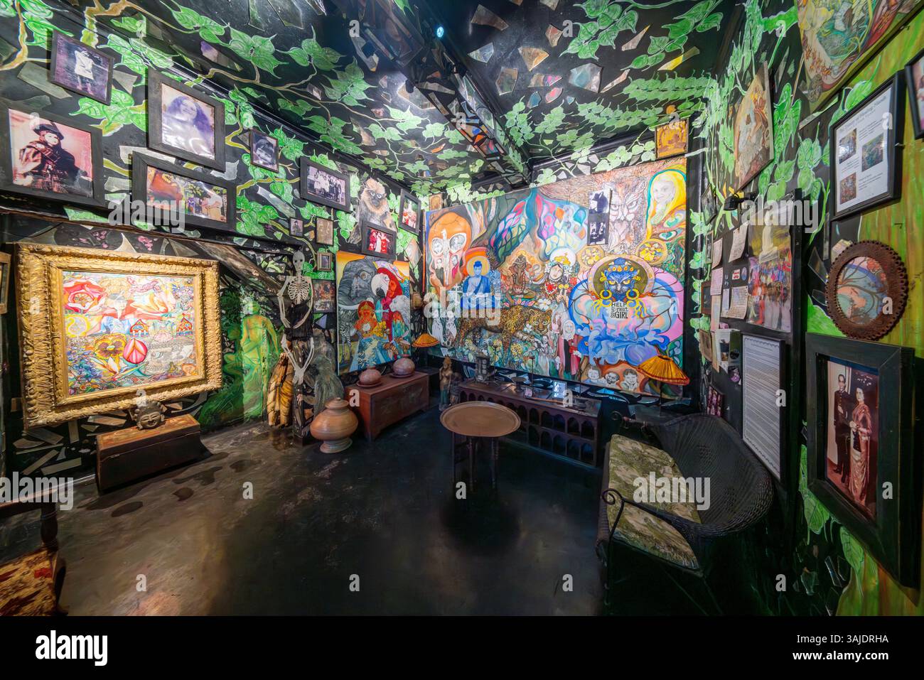 15.01.25. Kandy, Sri Lanka. Helga's Folly a Kandy, Sri Lanka, è un hotel boutique unico pieno di arte, che combina arredi eccentrici, fascino vintage e sup Foto Stock