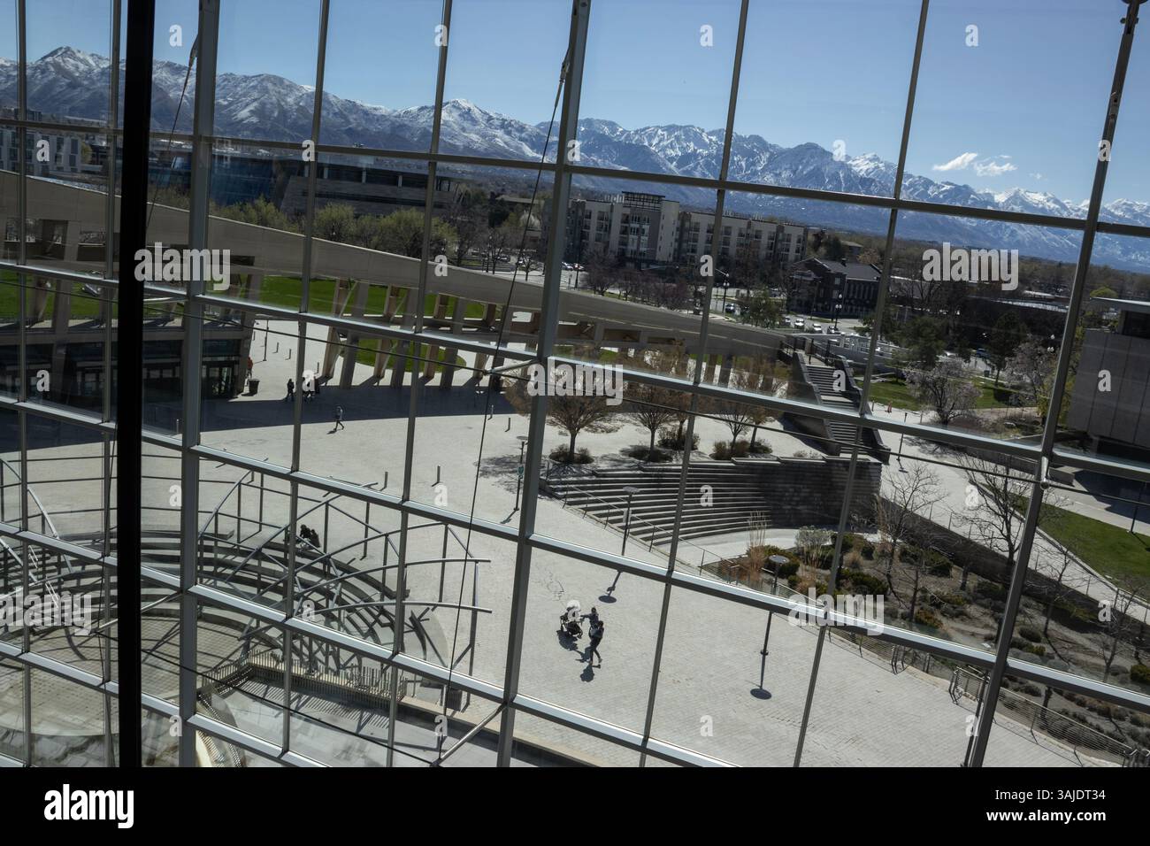 Vista delle montagne dalla biblioteca principale di Salt Lake City a Salt Lake City, Utah, Stati Uniti Foto Stock