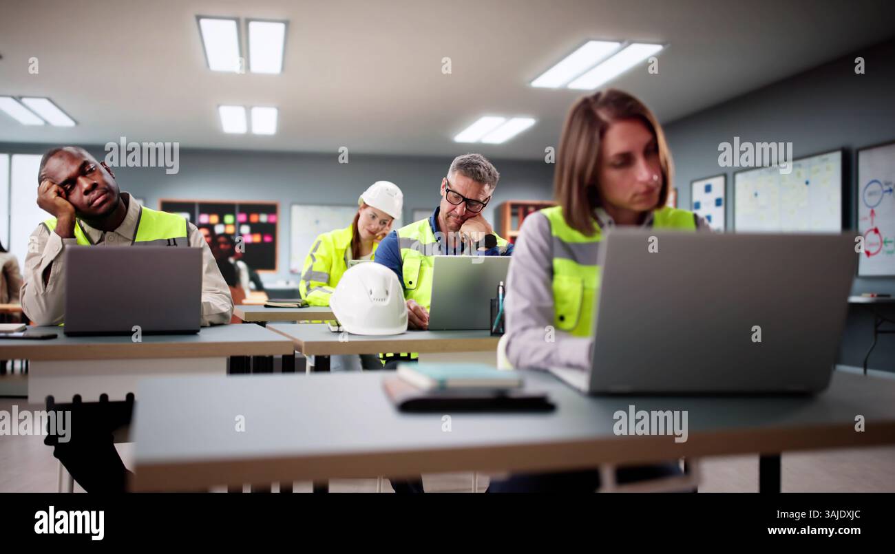 Gli ingegneri si aprono alle lezioni di formazione, mostrando mancanza di interesse. Foto Stock