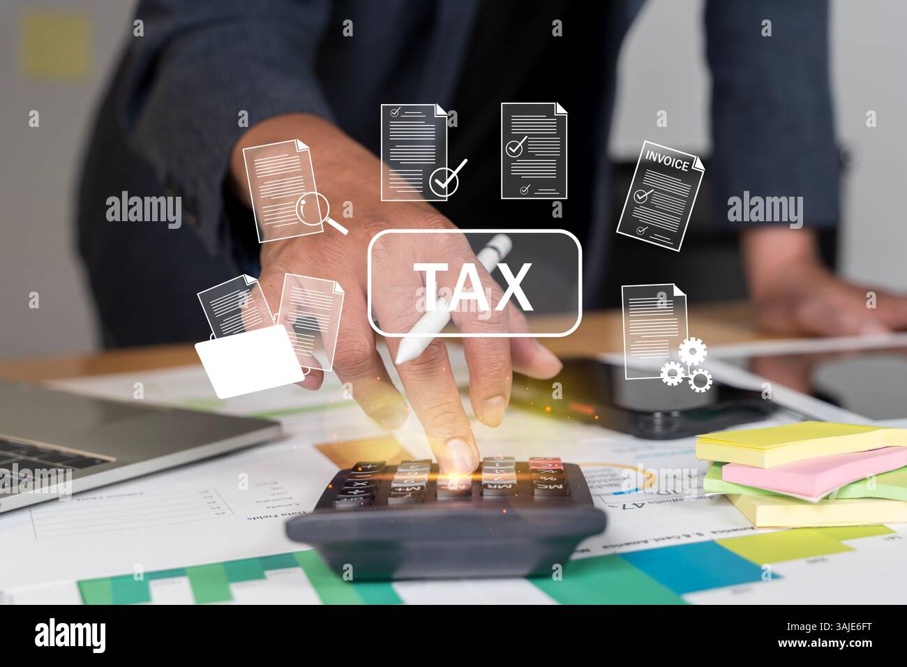 E-tax, uomo d'affari mostra online LE IMPOSTE per il modulo di dichiarazione dei redditi individuali per il concetto di pagamento delle imposte. Governo, tasse statali. Analisi dei dati, documenti, fi Foto Stock