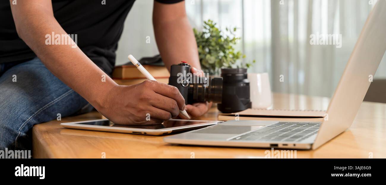 Tablet grafico, computer portatile e fotografia uomo che modifica le foto, concentrarsi sull'arte digitale o ritoccare le foto artistiche. Visione, penna di design professionale e. Foto Stock