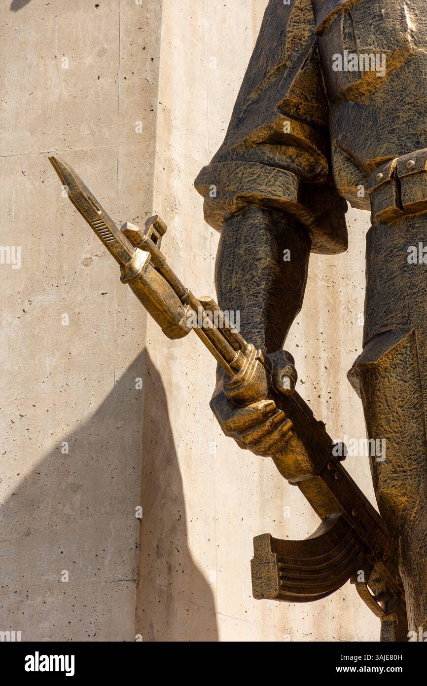 Una statua di un soldato in bronzo che regge una pistola nel monumento Maqam Echahid. Foto Stock