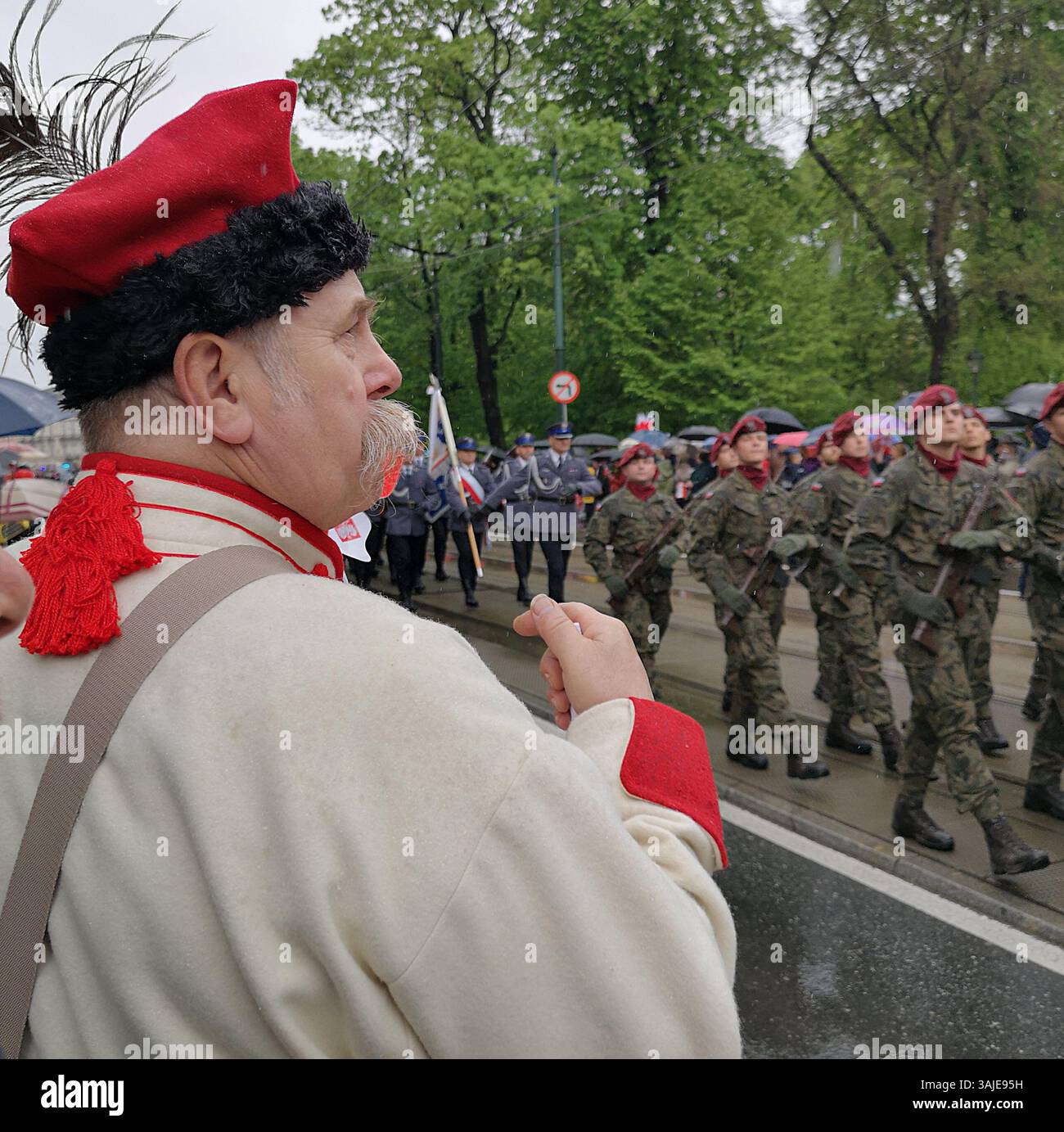 Parata militare del giorno della Costituzione a Cracovia il 3 maggio Questa è una festa nazionale e celebra l'introduzione della costituzione nel 1791. Foto Stock