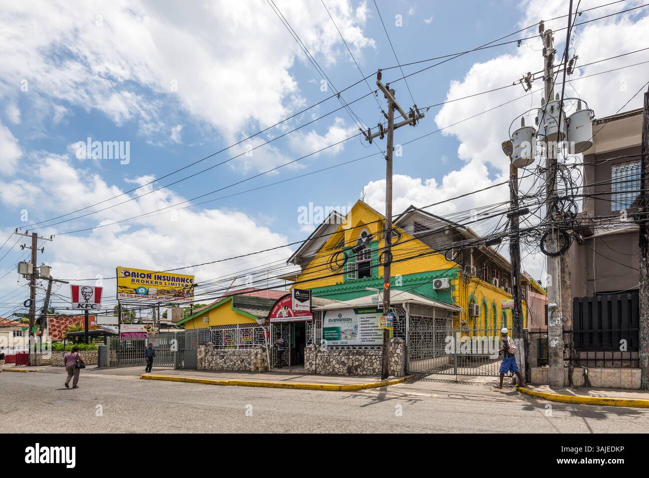 Ocho Rios, Giamaica - 9 aprile 2024: Vista diurna sulla strada di Ocho Rios, con negozi e uffici in Giamaica. Attualmente, la città è una delle città della Giamaica Foto Stock
