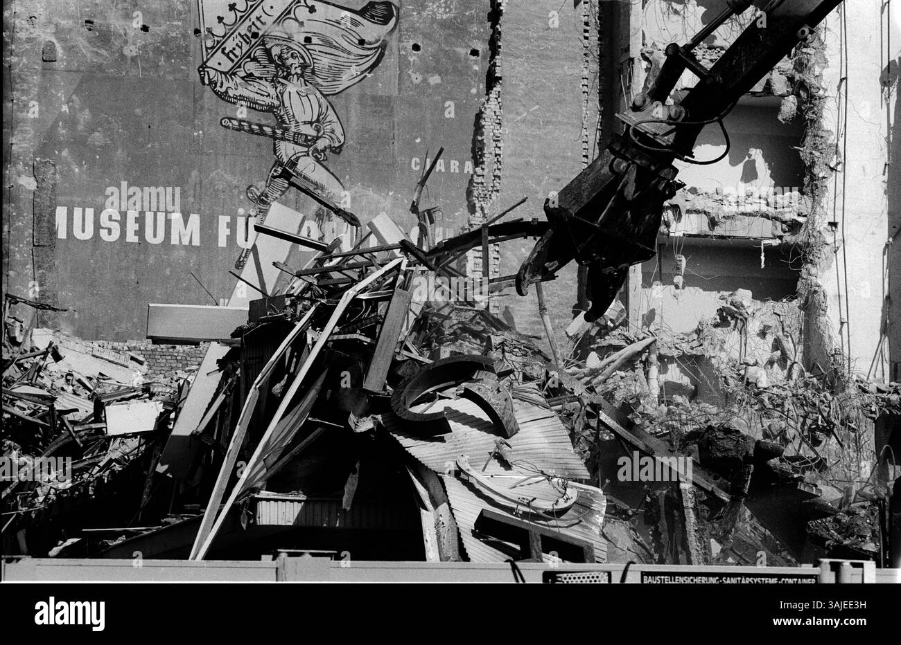 Germania, Berlino, 18.05.1993, demolizione del Lindencorso e della Bauakademie der DDR, angolo Friedrichstr. / Unter den Linden (sul timpano esposto dell'edificio vicino: "Museum fuer Deutschland", Zeughaus), [traduzione automatica] Foto Stock