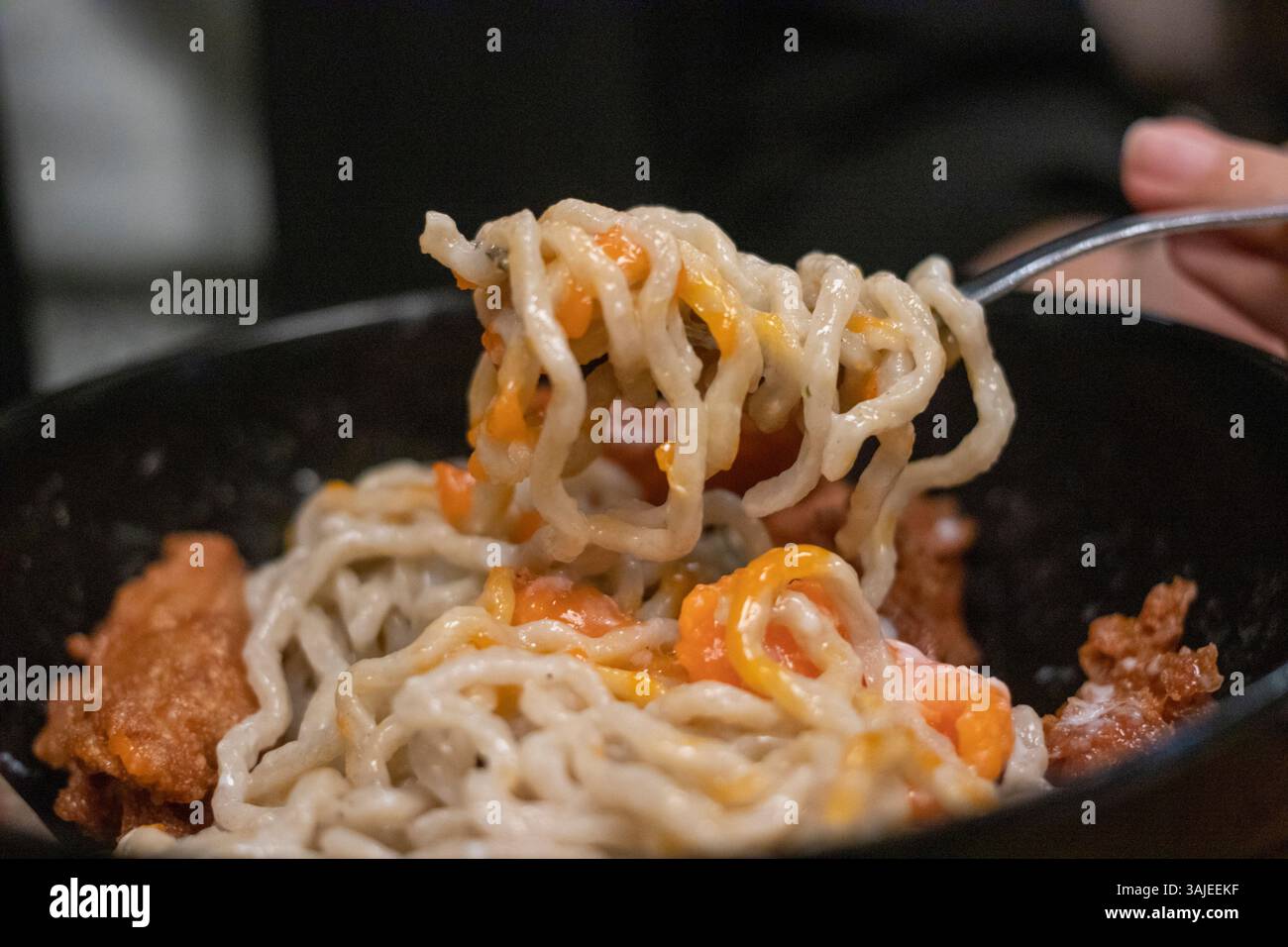 Creare la perfezione dei tagliatelle - l'arte di mescolare il sapore Foto Stock