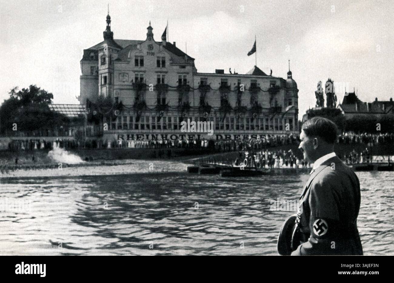 Germania, Bonn, 25 agosto 1934 Adolf Hitler (* 20 aprile 1889 a Braunau am Inn, 30 aprile 1945 a Berlino) è stato un politico tedesco di origine austriaca. Fu presidente del Partito Nazionalsocialista tedesco dei lavoratori (NSDAP) dal 29 luglio 1921, divenne Cancelliere del Reich il 30 gennaio 1933 ed è stato sia capo del governo che capo di stato del Reich tedesco dal 1934 fino al suo suicidio nel 1945 con il titolo "Fuehrer und Reichskanzler", nonché comandante in capo della Wehrmacht dal 4 febbraio 1938. [traduzione automatizzata] Foto Stock