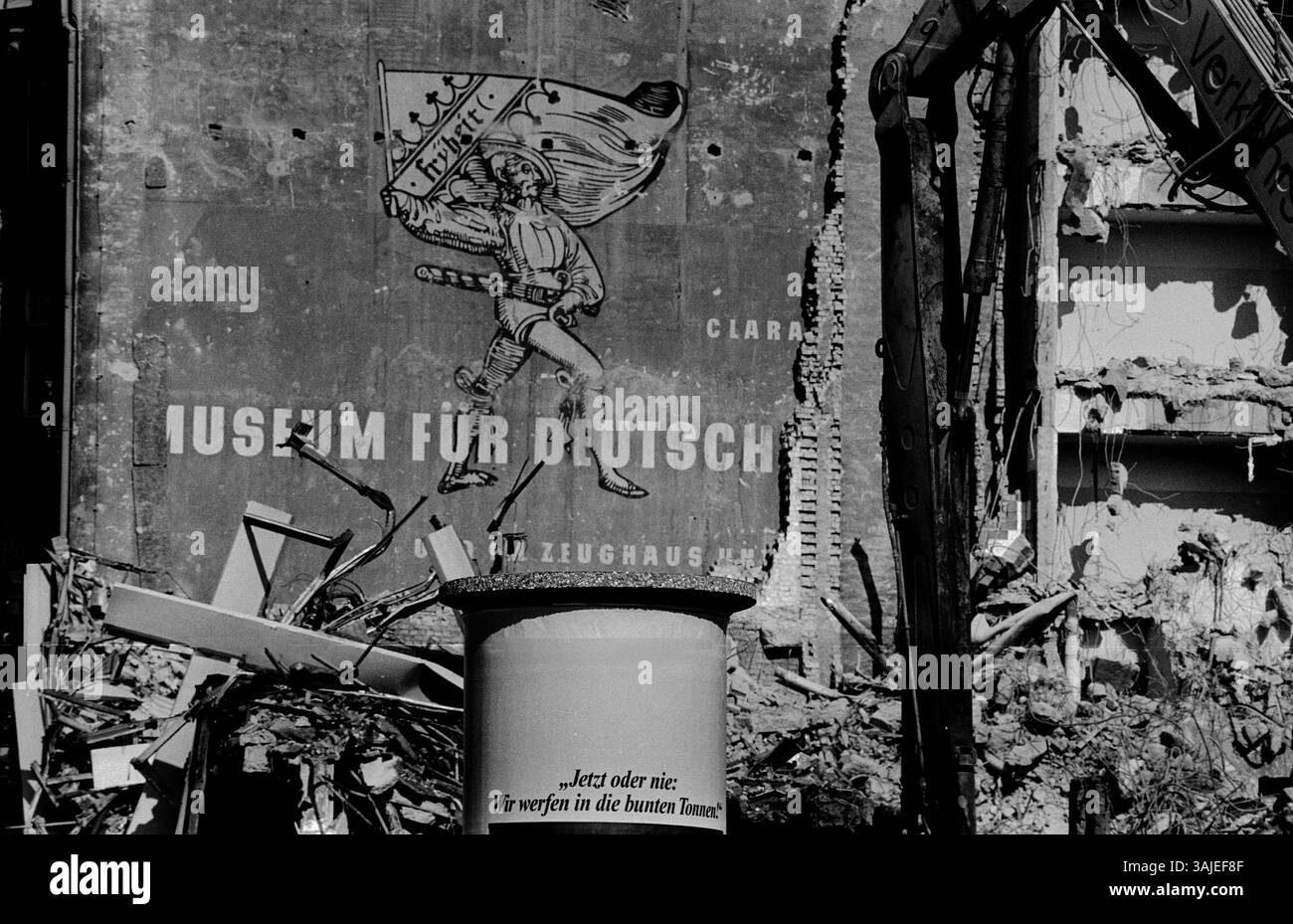Germania, Berlino, 18.05.1993, demolizione del Lindencorso e della Bauakademie der DDR, angolo Friedrichstr. / Unter den Linden (sul timpano esposto dell'edificio vicino: "Museum fuer Deutschland", Zeughaus), [traduzione automatica] Foto Stock