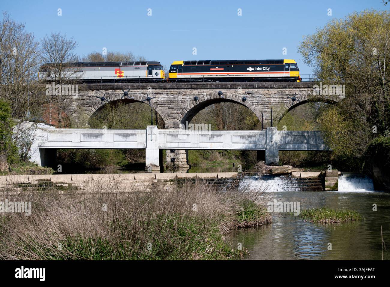 Classe 47 No. 47593 'Galloway Princess' e classe 57 No. 57003 'Inter City Railway Society' a Princes Drive , Leamington Spa, Warwickshire, Regno Unito Foto Stock