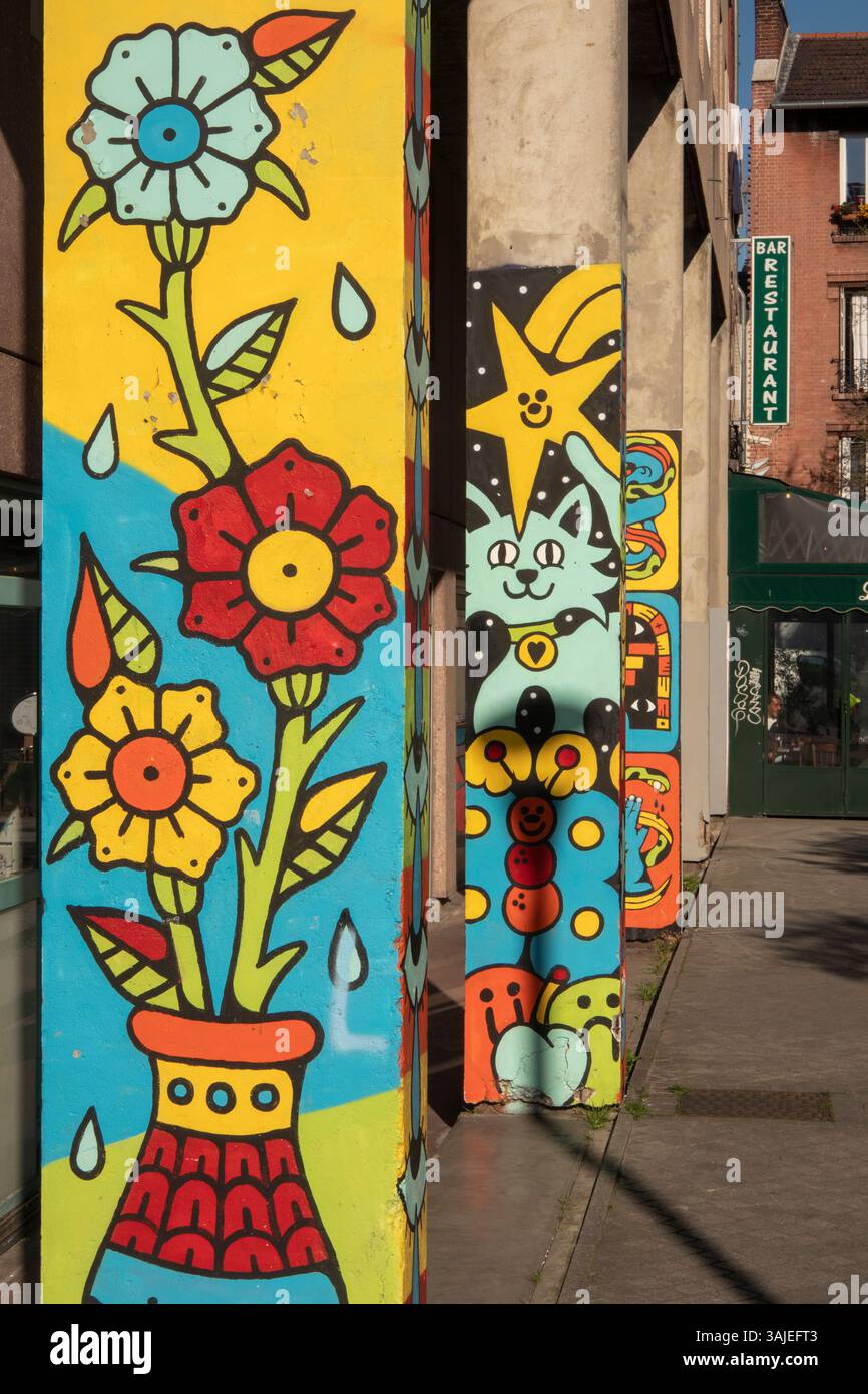 Fr1194 France, Paris, St Ouen, Marche aux Puces, Rue Jules Vallés, street art, colonne decorate in modo semplice Foto Stock