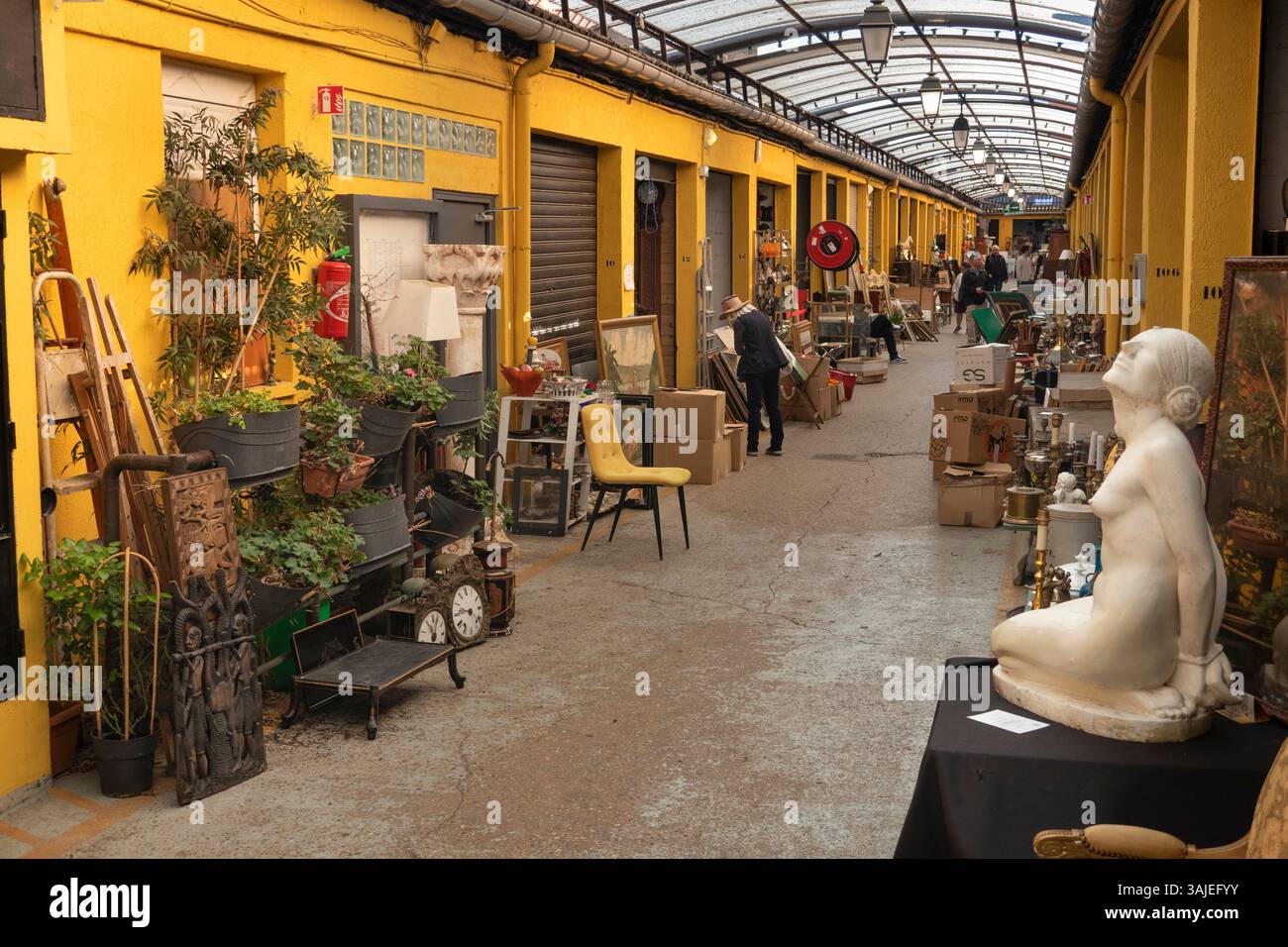 Francia, Parigi, St Ouen, Marche aux Puces, interni Marche Jules Vallés, bancarelle di antiquariato Foto Stock