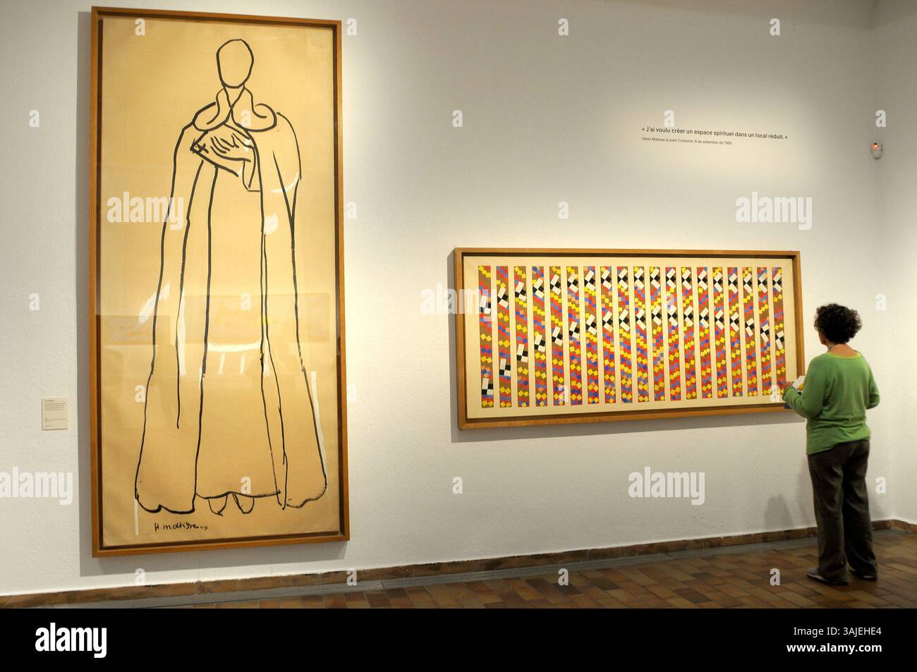 Mostra di pittura di Henri Matisse e Joan Miró; visitatori della mostra d'arte; Barcellona; Fondazione Miro; pittura; visitatori; donna che guarda un dipinto; a. Foto Stock