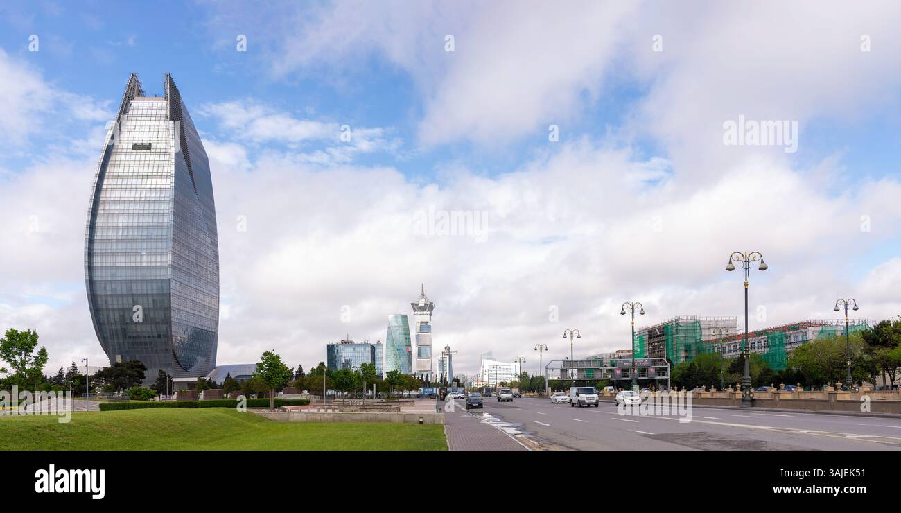 Baku, Azerbaigian - 7 maggio 2024: Il viale Heydar Aliyev, con la sua imponente torre Azersu e l'architettura contemporanea, offre un'esperienza visiva mozzafiato con un'armoniosa miscela di design eleganti Foto Stock