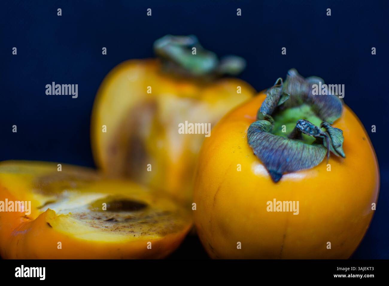 Persimmons. Come potare i cachi in autunno. Frutta fresca dall'albero. Frutta matura Foto Stock
