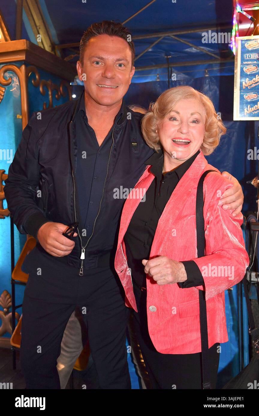 Stefan Mross und Margot Hellwig bei der Premiere des Circus Krone Tourneeprogramms Farbenspiel - Gold Edition im Circus Krone Zelt auf der Theresienwiese. München, 10.04.2025 *** Stefan Mross e Margot Hellwig alla prima del programma del tour Circus Krone Farbenspiel Gold Edition nella tenda Circus Krone sulla Theresienwiese Monaco di Baviera, 10 04 2025 foto:XB.xInsingerx/xFuturexImagex krone_5459 Foto Stock