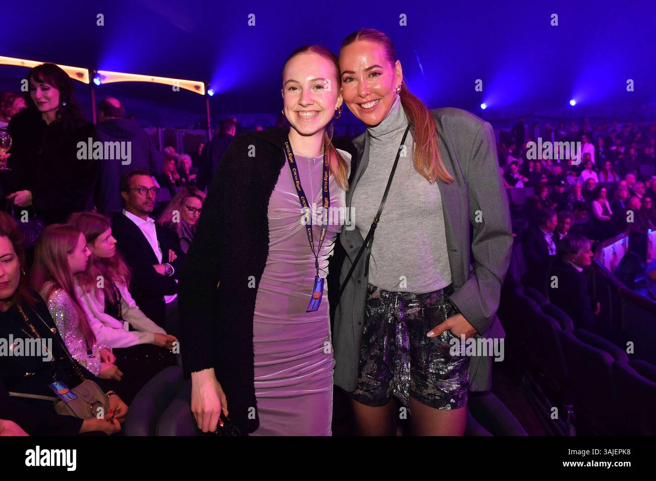 Sylvia Walker mit Tochter Mara Walker bei der Premiere des Circus Krone Tourneeprogramms Farbenspiel - Gold Edition im Circus Krone Zelt auf der Theresienwiese. München, 10.04.2025 *** Sylvia Walker con la figlia Mara Walker alla prima del programma del tour Circus Krone Farbenspiel Gold Edition nella tenda Circus Krone sulla Theresienwiese Monaco di Baviera, 10 04 2025 foto:XB.xInsingerx/xFuturexImagex krone_5487 Foto Stock