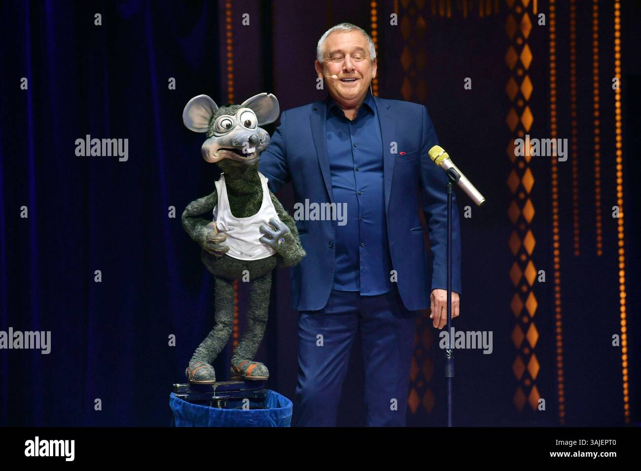 Willer Nicolodi bei der Premiere des Circus Krone Tourneeprogramms Farbenspiel - Gold Edition im Circus Krone Zelt auf der Theresienwiese. München, 10.04.2025 *** Willer Nicolodi alla prima del programma del tour Circus Krone Farbenspiel Gold Edition nella tenda Circus Krone sulla Theresienwiese di Monaco, 10 04 2025 foto:XB.xInsingerx/xFuturexImagex krone_5504 Foto Stock